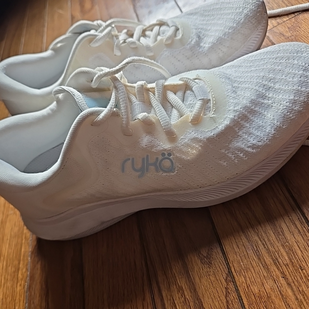 Rkya size 7.5 white shoes
